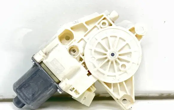 Mercedes-Benz E W212 Front door window regulator motor A2048200142 0130822503