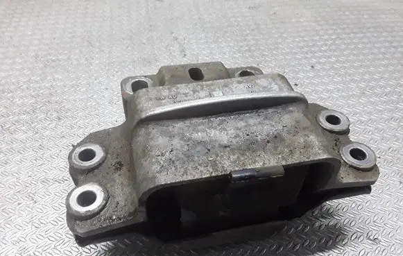 Volkswagen PASSAT B6 Engine mount bracket 3C0199555