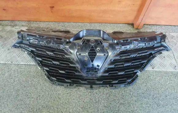 Renault Kadjar Front bumper upper radiator grill 623108789R