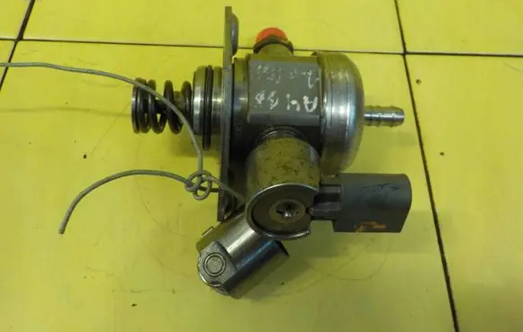 Audi A4 S4 B8 8K Fuel injection high pressure pump 0261502240 16SP36 06H127025N