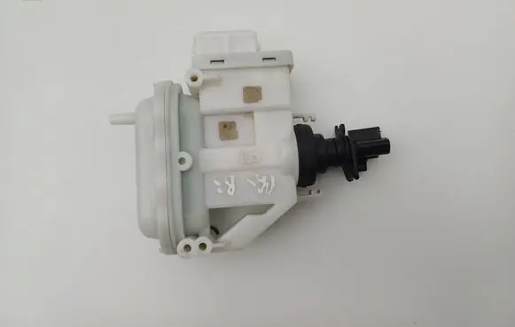 Volkswagen PASSAT B3 Central locking vacuum pump 357862153H