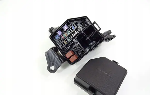 Toyota RAV 4 (XA50) Fuse module 8266242670