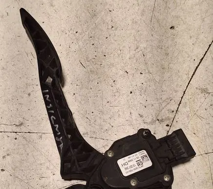 Accelerator throttle pedal