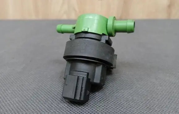 Mercedes-Benz E A207 Fuel pressure regulator 0004708793 A0004708793