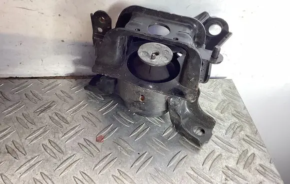 Lexus LS 460 - 600H Engine mount bracket 