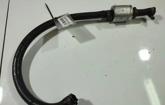 Engine coolant pipe/hose