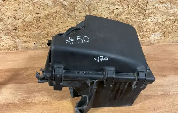 Volvo V70 Air filter box 8683291 13585