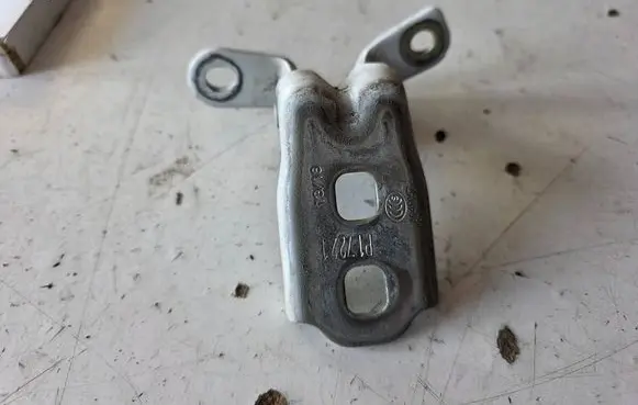 Opel Astra K Front door upper hinge
