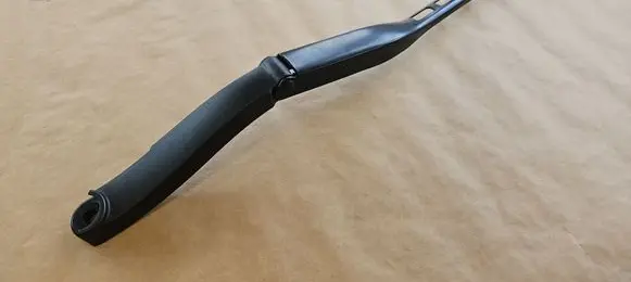 Mercedes-Benz GL X166 Front wiper blade arm 24028055 A1668200240