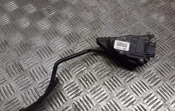 Volvo S40 Accelerator throttle pedal 30865642