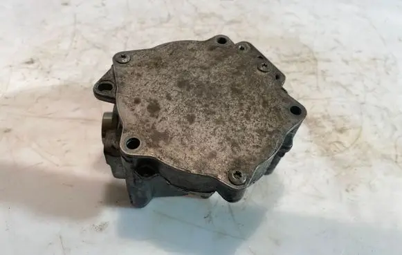 Volkswagen PASSAT B7 Vacuum pump 06J145100