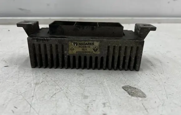 Opel Movano B Glow plug pre-heat relay 8200558438A
