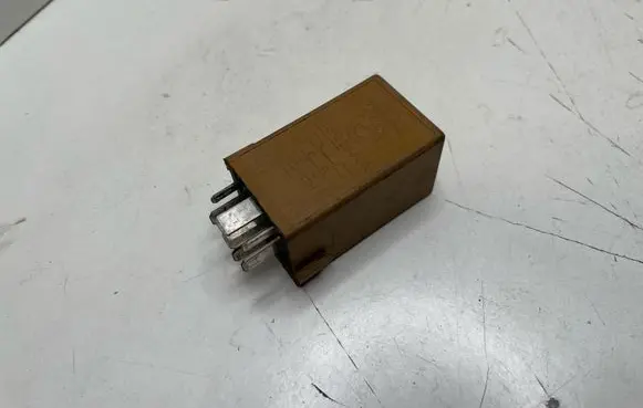 BMW 5 E39 Window control relay 61368384505 V23141B3001X15