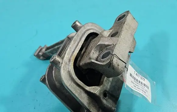 Engine mount vacuum valve