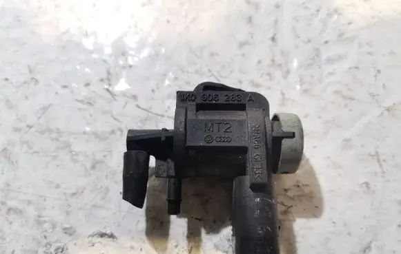 Volkswagen PASSAT B6 Vacuum valve 1K0906283A