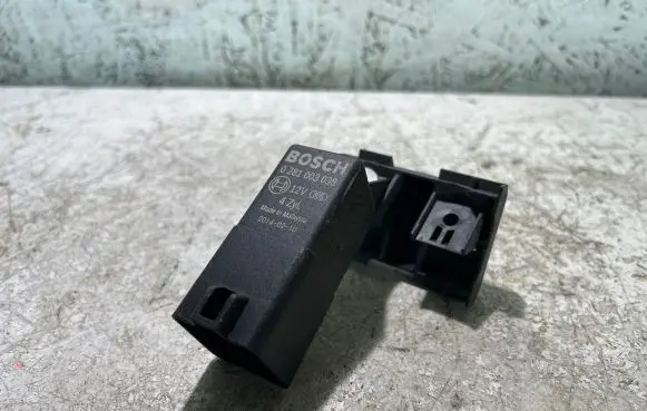 Volkswagen Caddy Glow plug pre-heat relay 0281003038 20140210
