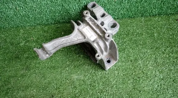 Volkswagen Touran III Engine mount bracket 5Q0199262BJ