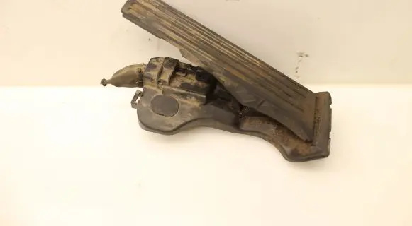 Accelerator throttle pedal