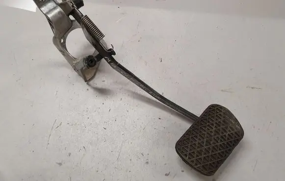 Mercedes-Benz CLK A208 C208 Brake pedal A2022901619