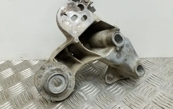 Audi A4 S4 B6 8E 8H Engine mounting bracket 8E0199352F