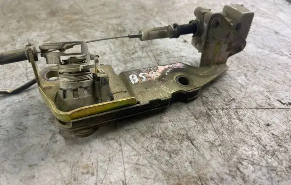 Volkswagen PASSAT B5.5 Tailgate exterior lock 3b9827297a