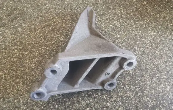 Nissan Leaf I (ZE0) Engine mounting bracket