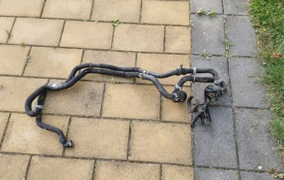 Engine coolant pipe/hose