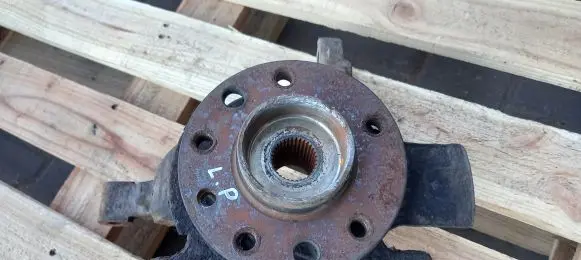 Opel Zafira A Front wheel hub spindle knuckle