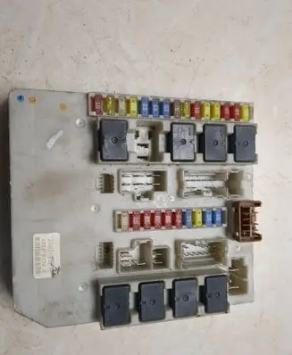 Renault Clio III Fuse module 456181C 6C103187