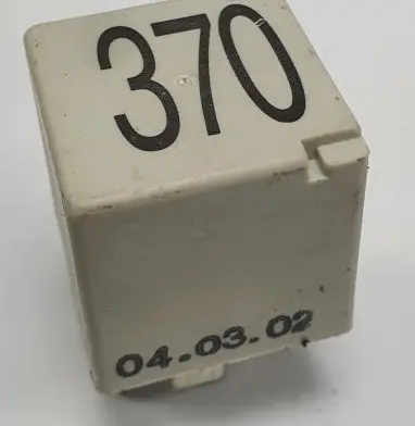 Volkswagen PASSAT B5.5 Other relay 8D0951253