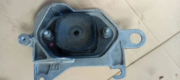 Renault Kadjar Gearbox mounting bracket 112221641R