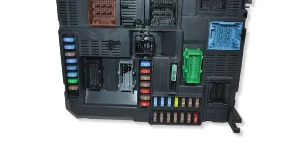 Peugeot 208 I Fuse module 9807531680