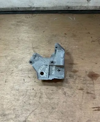 Volvo XC60 Engine mounting bracket