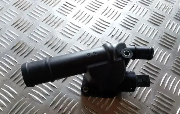 Volkswagen Touran I Engine coolant pipe/hose 03G121132B
