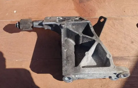 Infiniti EX Engine mounting bracket