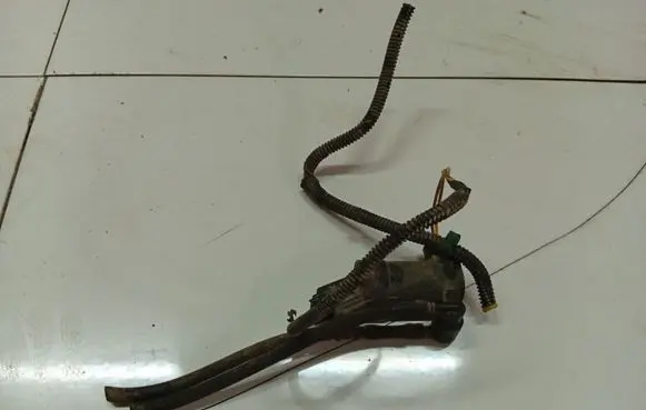 Volvo V70 Windscreen/windshield washer pump