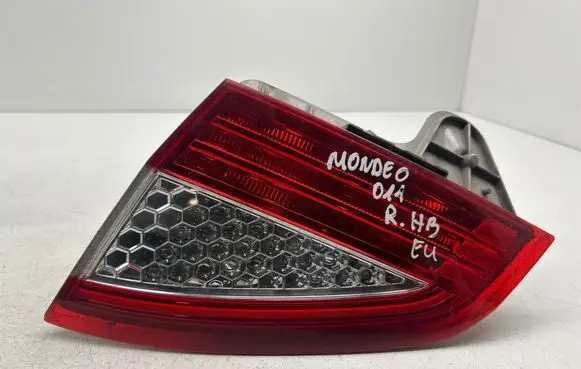 Tailgate rear/tail lights