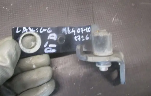 Ford Mondeo MK IV Rear door lower hinge