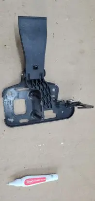 Audi A4 S4 B8 8K Engine bonnet/hood lock/latch loop/hook 8T0823480