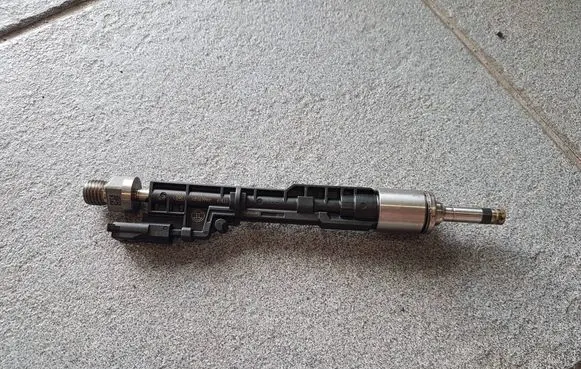 BMW 5 F10 F11 Fuel injector 7639994 13647639994 0261500172