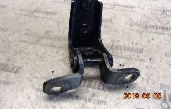 Honda CR-V Rear door lower hinge