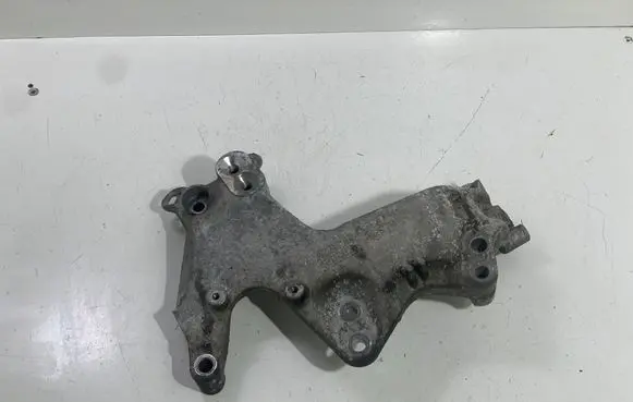 Engine mounting bracket