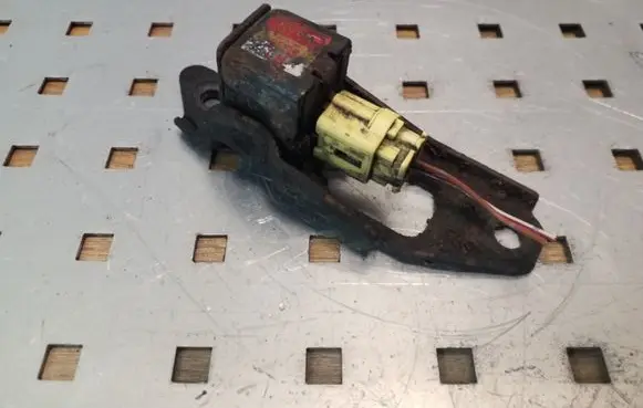 Toyota RAV 4 (XA20) Airbag deployment crash/impact sensor