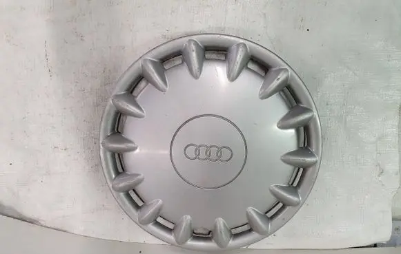 Audi A6 S6 C5 4B R15 wheel hub/cap/trim 8D0601147B