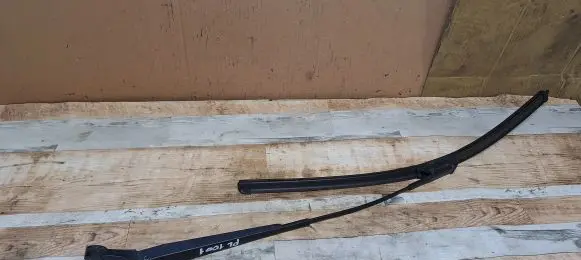 Opel Zafira B Front wiper blade arm 13145563