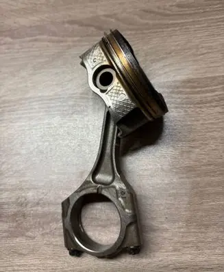 Subaru Forester SJ Piston with connecting rod AF43833