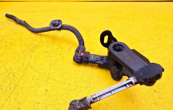 Peugeot 3008 III Front air suspension height level sensor 9843828180