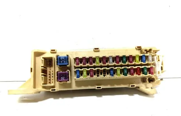 Mazda MPV II LW Fuse module 