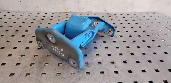 Opel Vivaro Loading door lower hinge 
