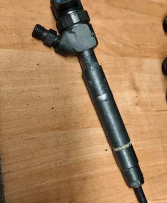Chrysler PT Cruiser Fuel injector A6110700987